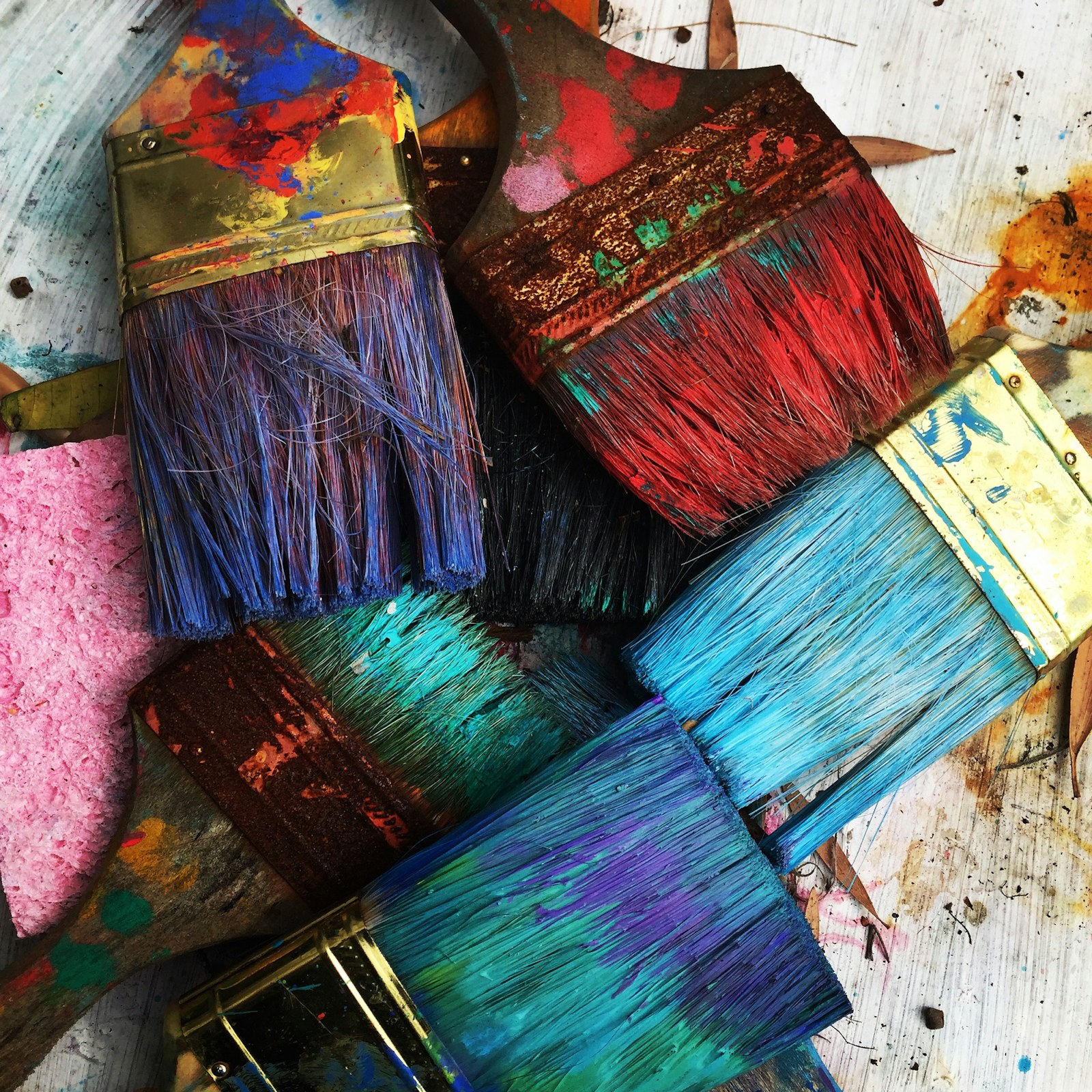 Materiales de arte preparados para una actividad creativa.