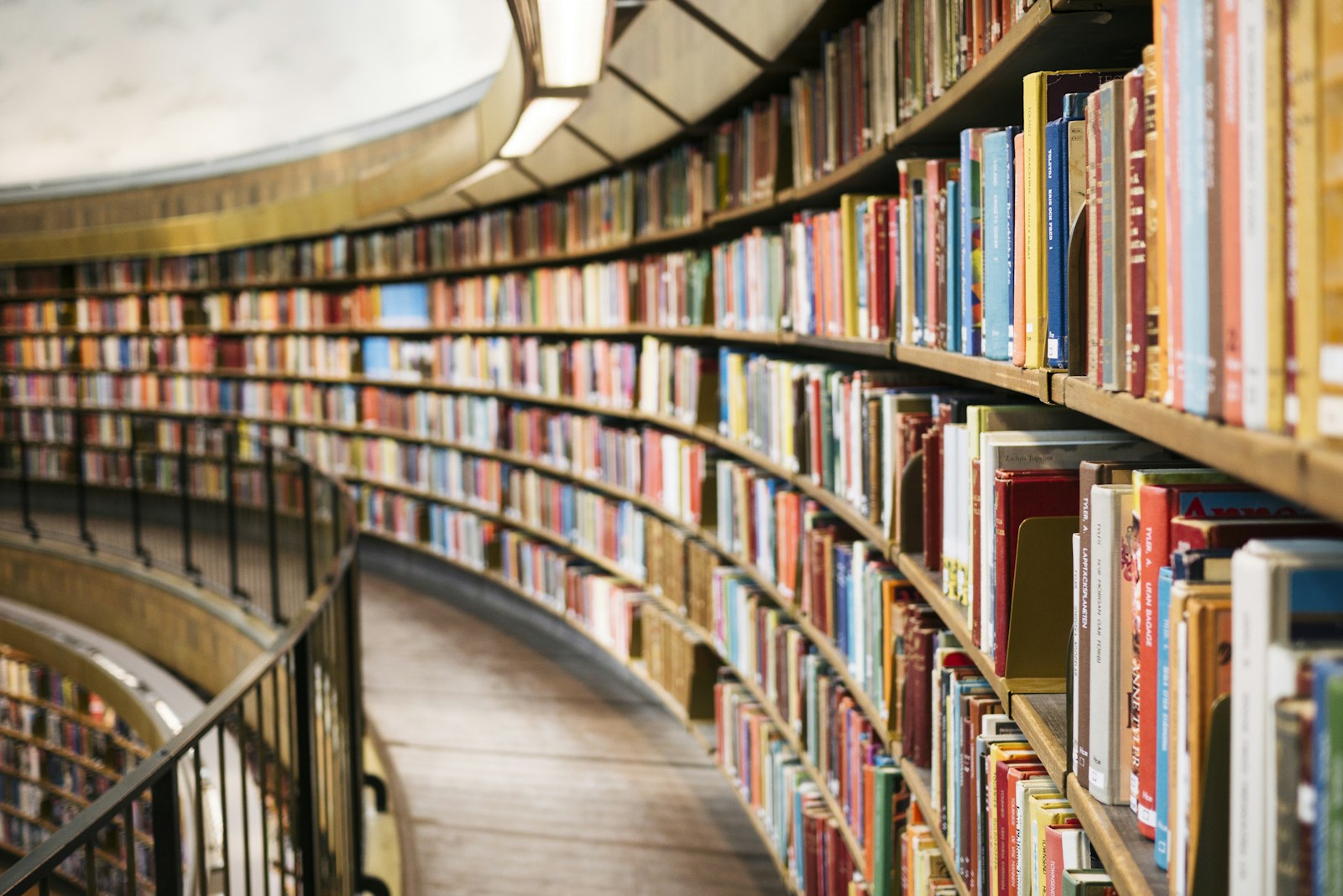 Biblioteca con libros y mesas de estudio.